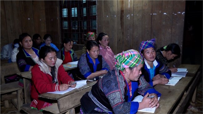 Học chữ để thoát nghèo, quyết tâm của Phụ nữ Mông vùng cao (08/3/2024)