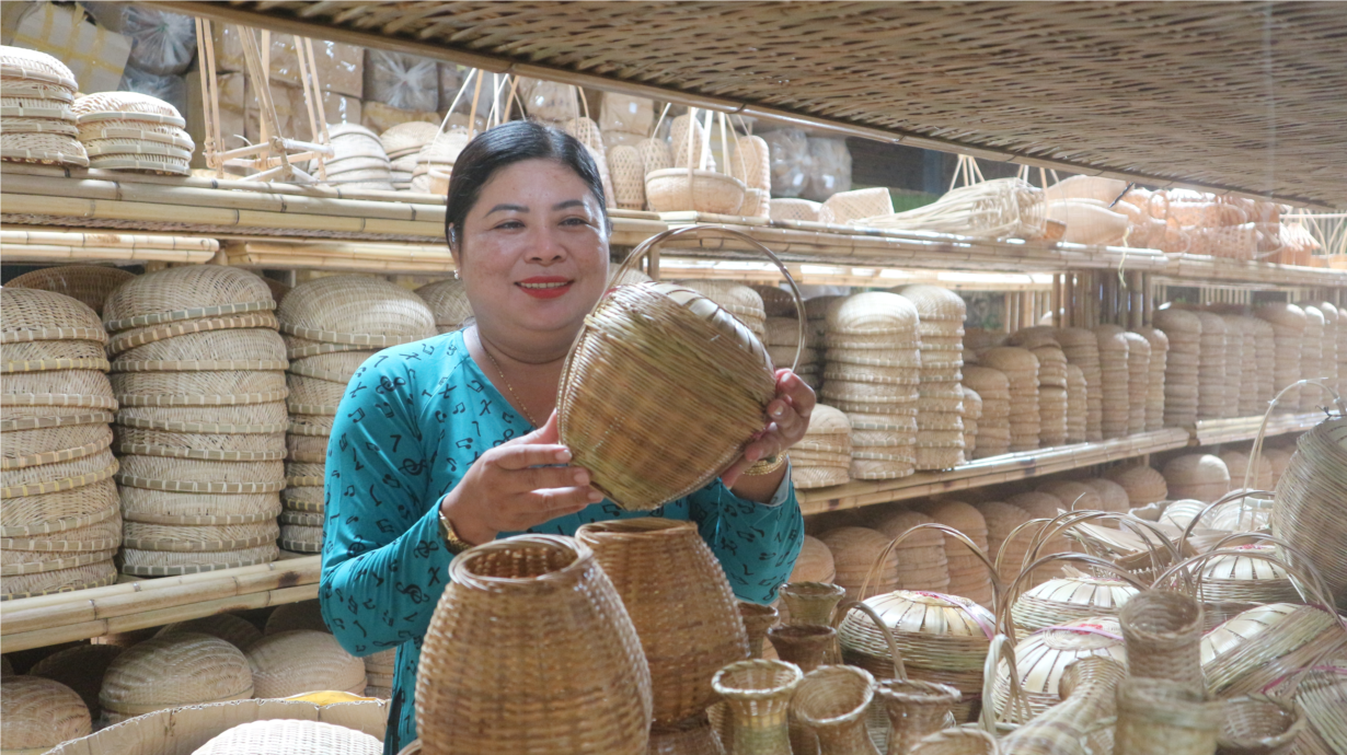 Chị Trương Thị Bạch Thuỷ thành công với nghề đan đát truyền thống (6/3/2024)