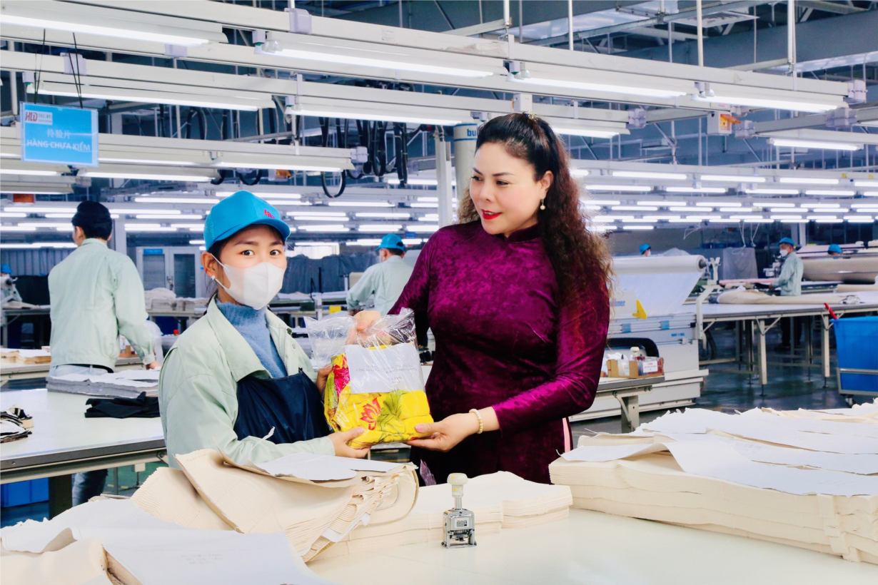 Quảng Ninh: tặng hơn 1.000 bộ áo dài cho nữ công nhân lao động khó khăn (07/3/2024)