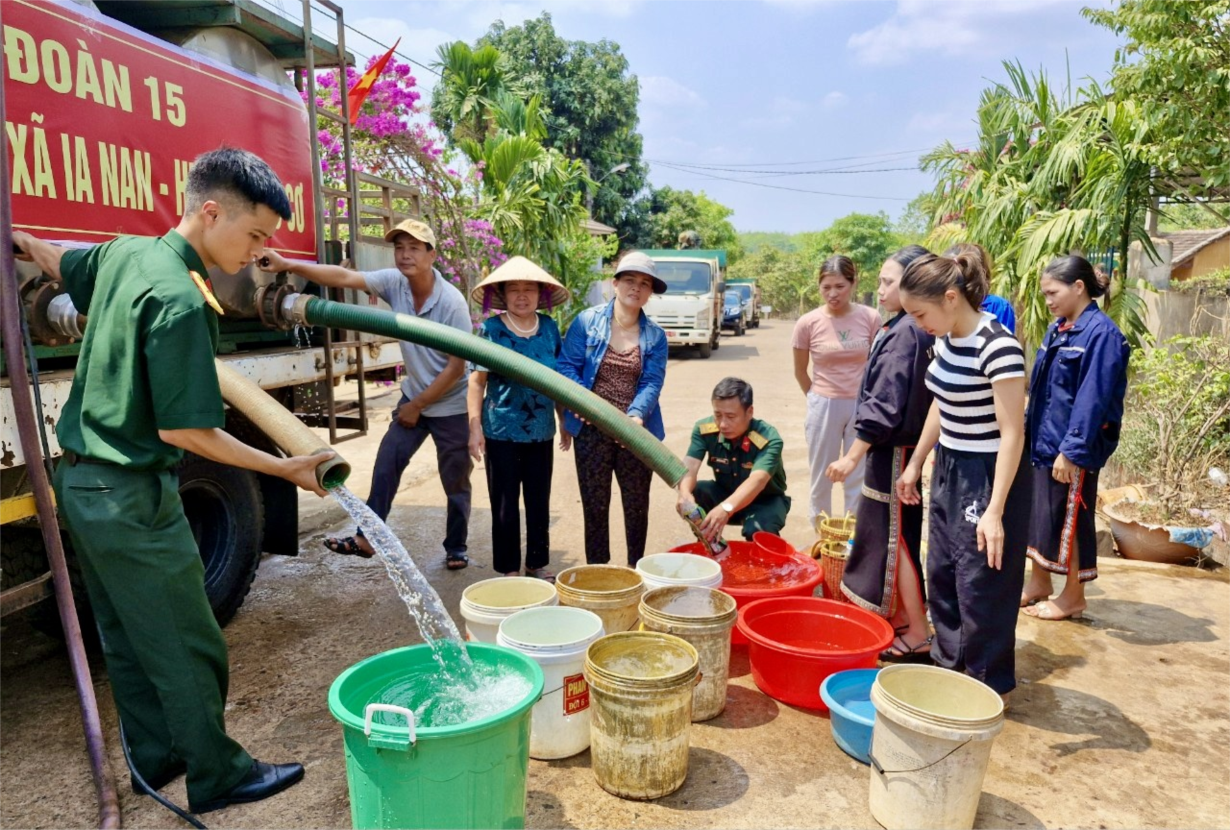 Bộ đội cấp nước cho người dân biên giới ở Gia Lai giữa cao điểm khô hạn (24/4/2024)