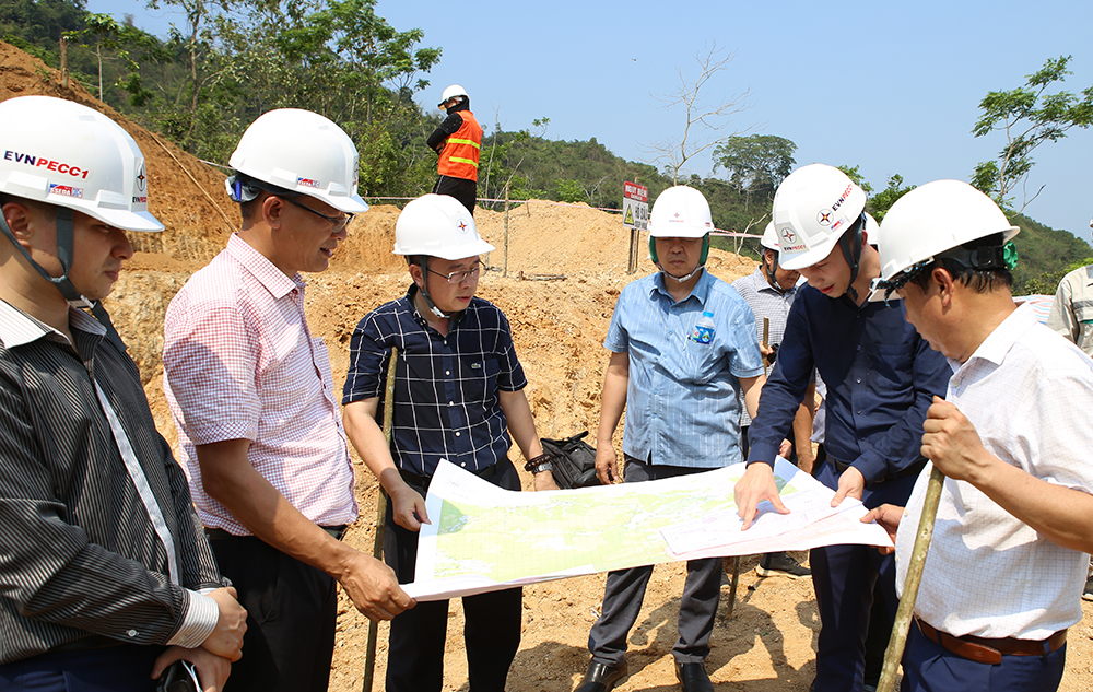 Nỗ lực đẩy nhanh tiến độ các đường dây truyền tải nhập khâu điện từ Lào để tăng nguồn cung ứng điện miền Bắc cao điểm mùa khô (17/04/2024)