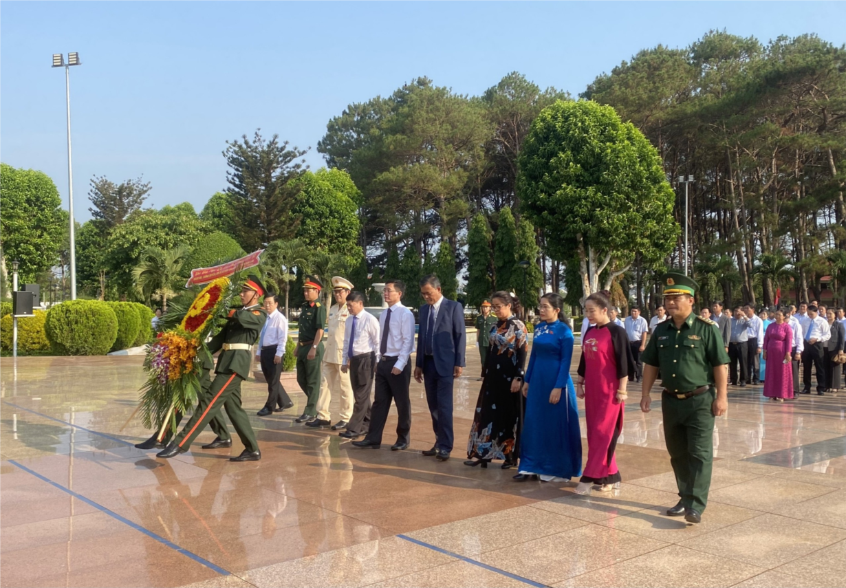 Lãnh đạo tỉnh Đắk Lắk dâng hương, hoa viếng nghĩa trang liệt sĩ tỉnh (26/4/2024)