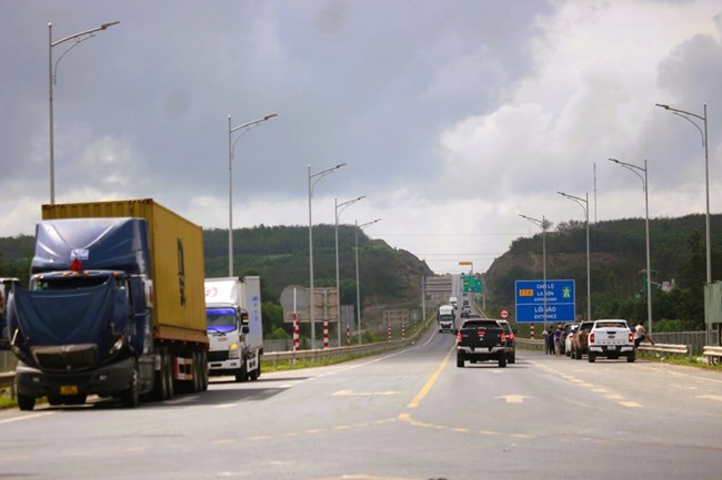 Cấm xe vào cao tốc Cam Lộ - La Sơn: Gánh nặng đè lên doanh nghiệp vận tải (02/4/2024)