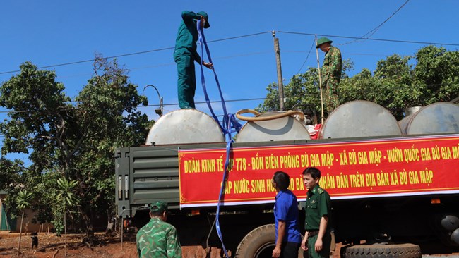 Chở nước sinh hoạt đến tận nhà dân ở Bình Phước (1/4/2024)