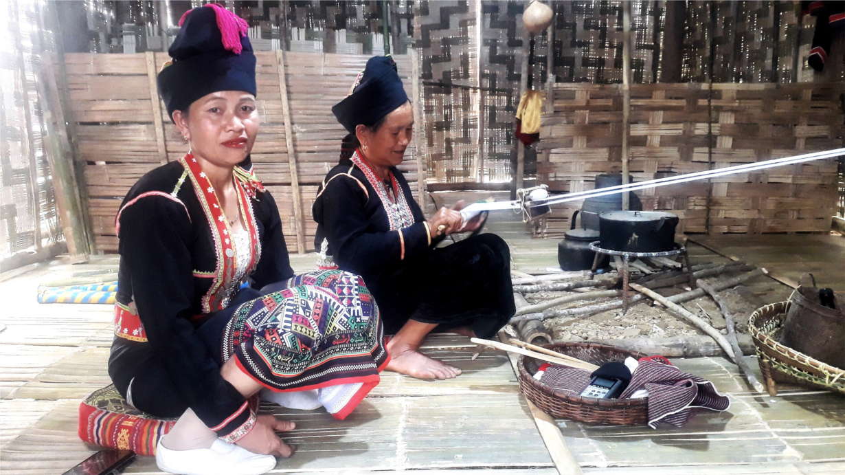       Đồng bào Khơ Mú ở Điện Biên gìn giữ nghề dệt túi thổ cẩm (11/4/2024)