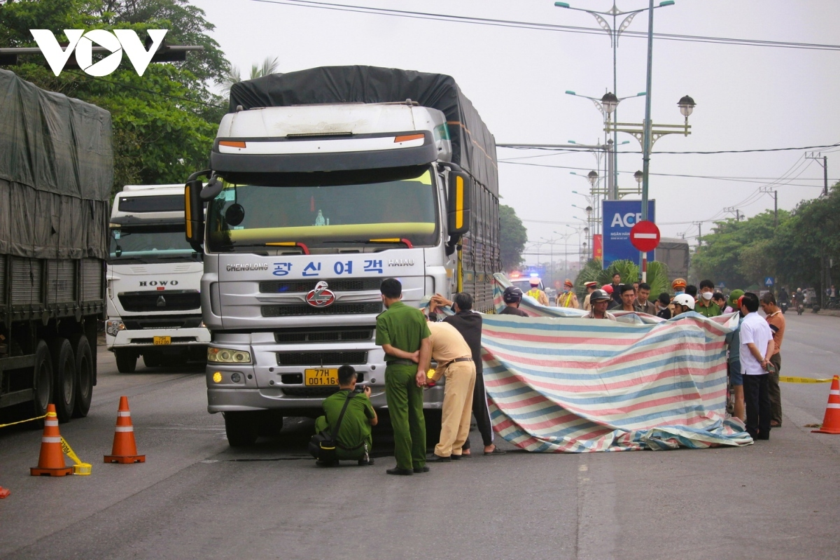 Nên tăng cường giải pháp hạn chế tai nạn thay vì cấm phương tiện vào cao tốc Cam Lộ - La Sơn (12/4/2024)