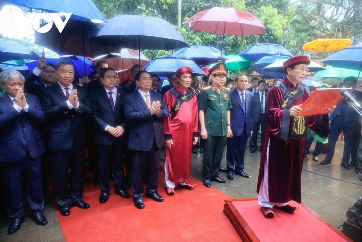 Thủ tướng Phạm Minh Chính dâng hương tưởng niệm các Vua Hùng (18/4/2024)