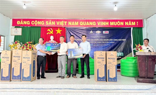 Doanh nghiệp tặng máy xử lý nước, bình chứa nước cho xã cù lao xứ dừa (22/4/2024)