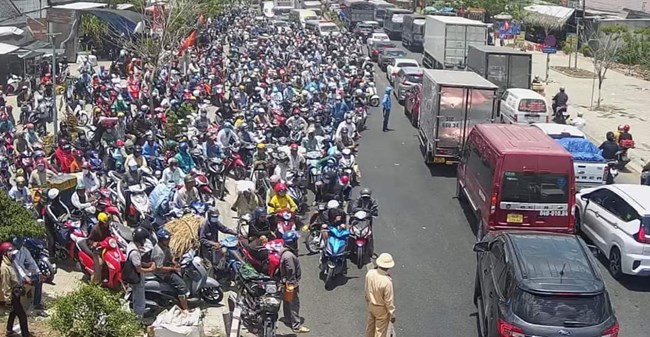 Tiền Giang- Bến Tre: Cầu, phà Rạch Miễu đều “tê liệt” vì ùn ứ giao thông. (28/4/2024)