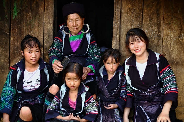 Cô gái lan tỏa nét đẹp trang phục truyền thống phụ nữ Mông đến với thế giới (09/5/2024)