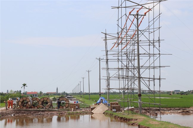 Vượt nắng kéo dây trên công trường đường dây 500kV mạch 3 (12/5/2024)