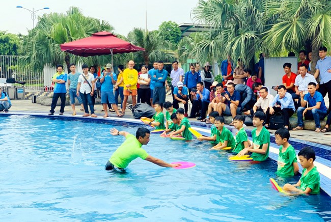 Phải làm gì để việc dạy bơi tại các địa phương thực chất và hiệu quả, khi Bộ Văn hóa Thể thao và Du lịch vừa phát động toàn dân tập luyện môn bơi, phòng chống đuối nước? (30/5/2024)
