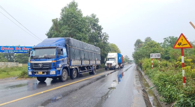 Cấm xe vào cao tốc Cam Lộ- La Sơn: Nhiều xe né trạm thu phí, đi vào đường tỉnh (06/5/2024)