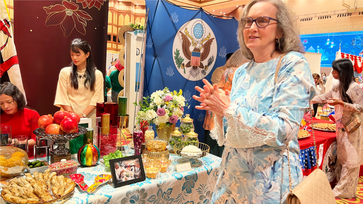 Phóng sự ảnh: Ẩm thực Việt Nam hấp dẫn bạn bè quốc tế tại Lễ hội năm mới Brunei (27/5/2024)