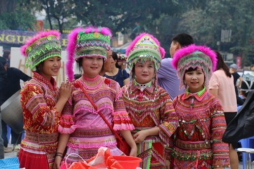 Lan toả nét đẹp từ trang phục truyền thống phụ nữ Mông (15/5/2024)