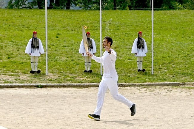 Người làm bánh vinh dự tham gia lễ rước đuốc Thế vận hội mùa hè Paris 2024 tại Pháp (12/5/2024)