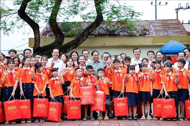 THỜI SỰ 12H TRƯA 31/5/2024: Thủ tướng Phạm Minh Chính thăm tặng quà các cháu thiếu niên, nhi đồng tại TT nuôi dưỡng trẻ khuyết tật Hà Nội nhân Ngày Quốc tế Thiếu nhi 1/6 và Tháng hành động vì trẻ em 2024