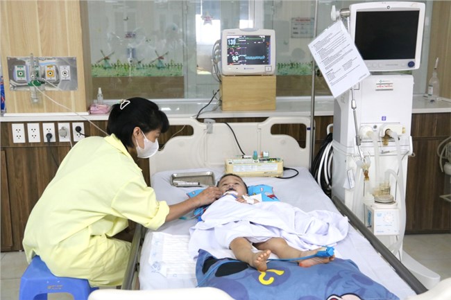 Bác sĩ Hải Phòng cứu sống bé 3 tuổi tím tái toàn thân, ngừng thở (08/06/2024)
