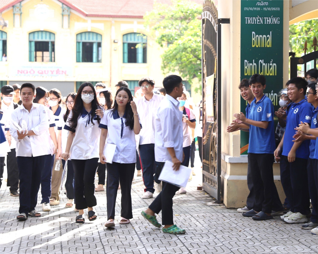 THỜI SỰ 18H CHIỀU 27/6/2024: Hơn 1 triệu thí sinh trong cả nước hoàn thành ngày thi đầu tiên kỳ thi tốt nghiệp THPT năm 2024 với 2 ngôn Ngữ Văn và Toán. Nhiều thí sinh và giáo viên đánh giá, đề thi năm nay vừa sức và có sự phân hóa cao.