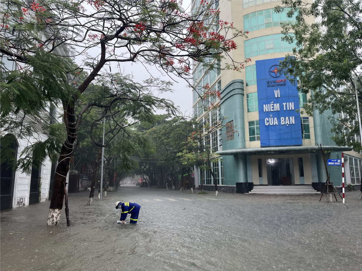 Mưa lớn kéo dài, nhiều tuyến phố tại Hải Phòng ngập sâu (09/6/2024)