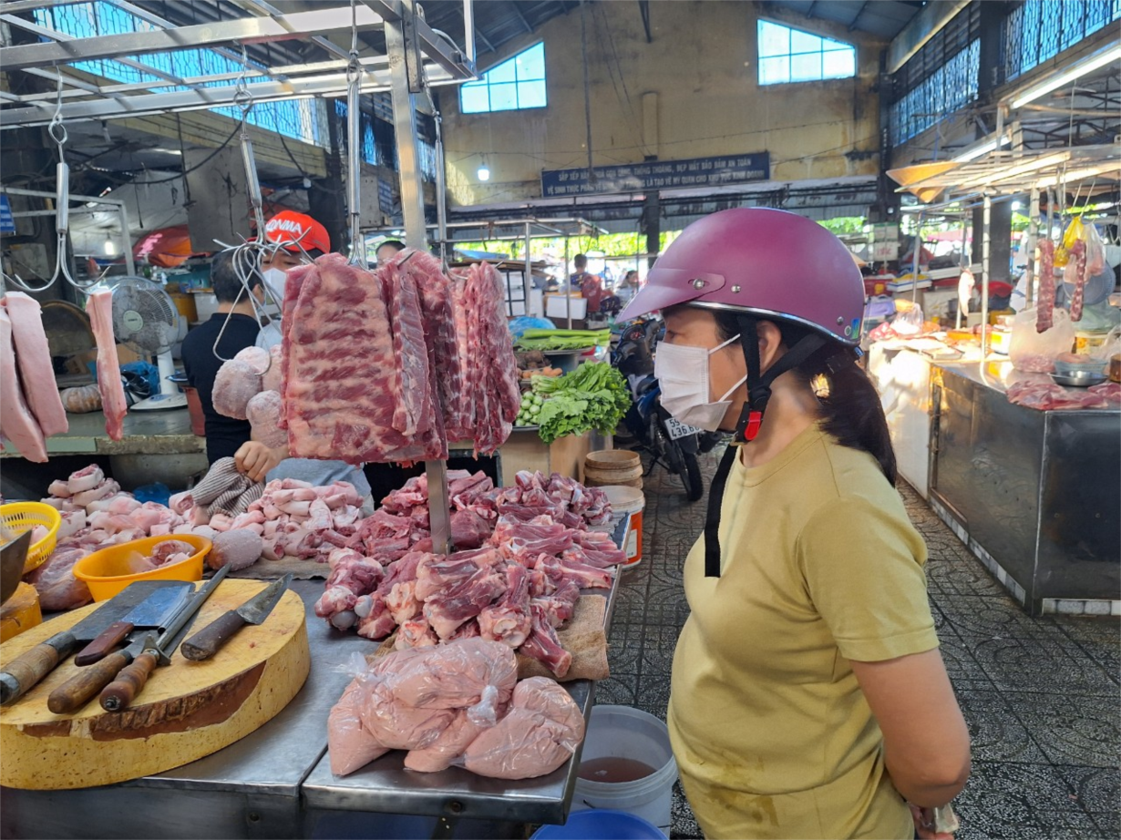 TP.HCM: Nguồn cung giảm nên giá thịt heo ở chợ truyền thống tăng (1/6/2024)