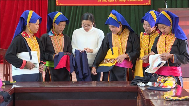 Những nét văn hóa đặc sắc trong nghề thêu truyền thống của phụ nữ dân tộc Dao Thanh Phán (10/6/2024)