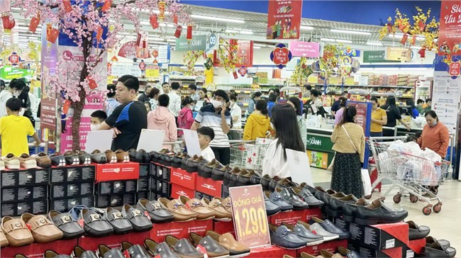     Đà Nẵng: Nhiều đơn vị, hộ kinh doanh bán hàng khuyến mại kích cầu mua sắm (18/6/2024)