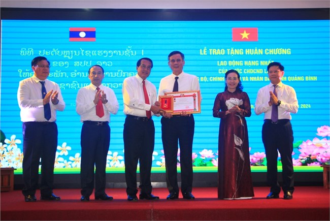 Trao Huân chương Lao động hạng Nhất của nước CHDCND Lào tặng tỉnh Quảng Bình (29/6/2024)