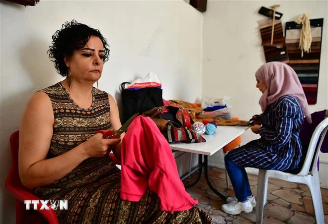   Syria: dành tiền cho nhu yếu phẩm, phụ nữ tái chế quần cũ (20/6/2024)