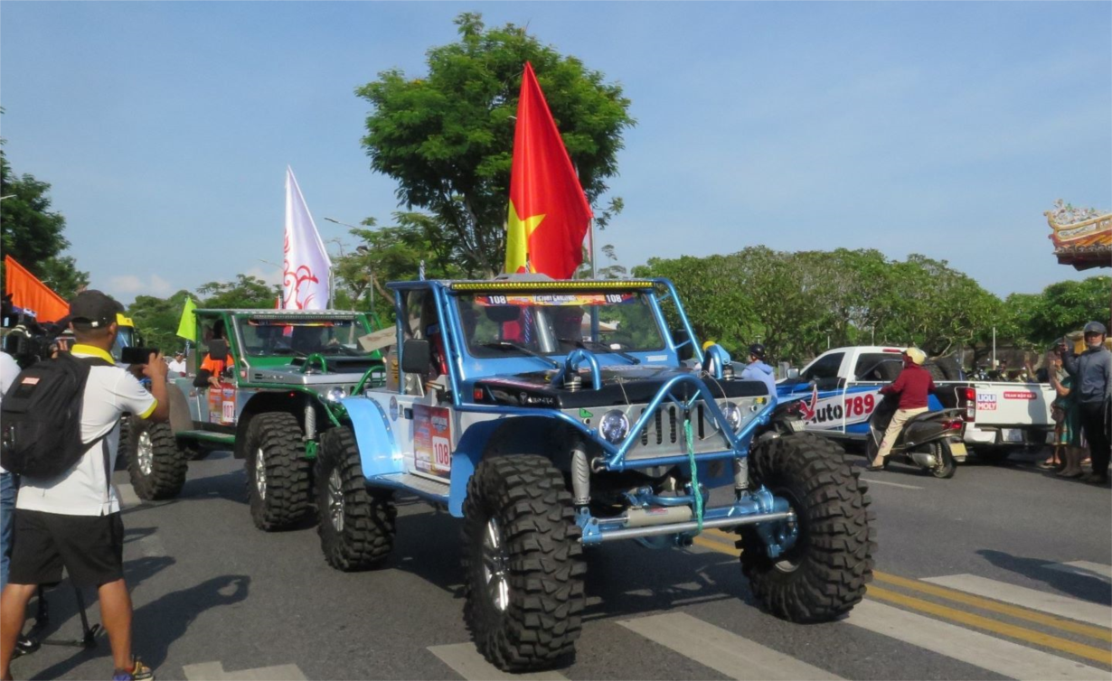 Lần đầu tiên tổ chức giải đua xe ô tô địa hình tại công viên hồ Thủy Tiên, Huế (21/6/2024)