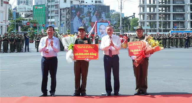 THỜI SỰ 12H TRƯA 1/7/2024: Chủ tịch nước Tô Lâm dự lễ ra mắt lực lượng tham gia bảo vệ an ninh trật tự ở cơ sở tại Thành phố Hồ Chí Minh.