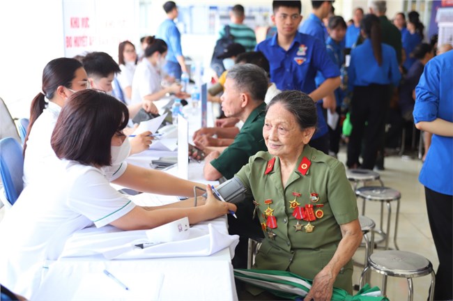 Hà Nội: 700 đối tượng chính sách và người dân được khám sàng lọc các bệnh lý hô hấp (27/7/2024)