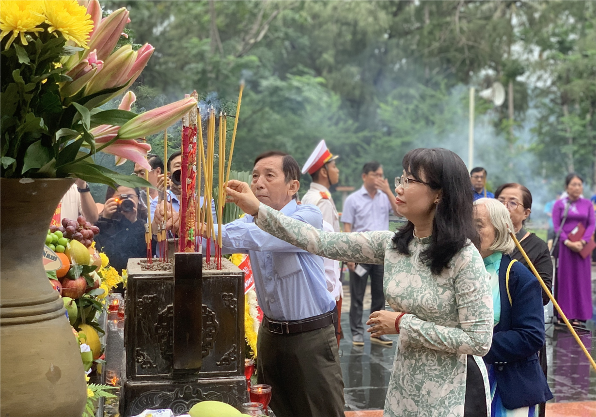 Đoàn Đại biểu TP.HCM thắp nến tri ân anh hùng, liệt sĩ ở Côn Đảo (20/7/2024)
