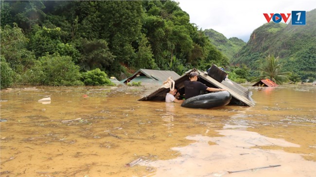 Mưa lũ kinh hoàng, gần 40 hộ dân ở Thuận Châu, Sơn La, nước vẫn ngập đến nóc nhà (26/7/2024)