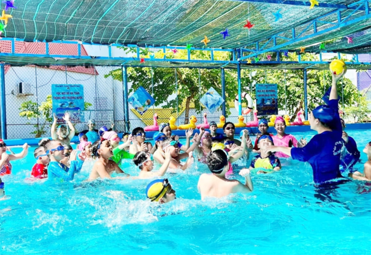 Đà Nẵng, dạy bơi miễn phí cho trẻ em nông thôn (14/7/2024)