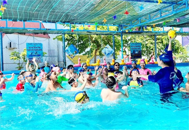 Đà Nẵng, dạy bơi miễn phí cho trẻ em nông thôn (14/7/2024)