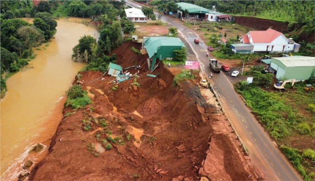 Giao thông Đắk Nông đối mặt với nguy cơ sạt lở mùa mưa lũ (04/7/2024)