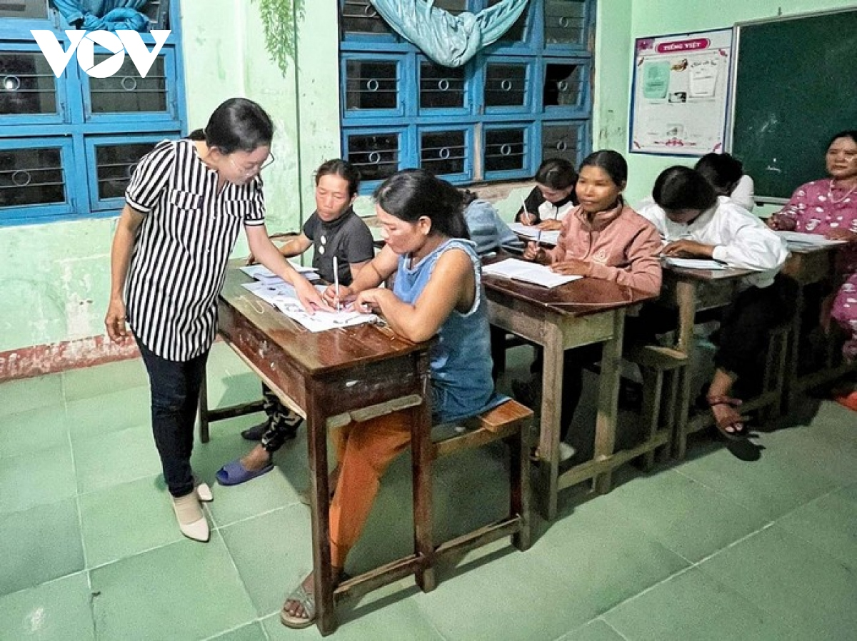 Phụ nữ Gia Lai tận tâm đỡ đầu trẻ mồ côi và dạy chữ trong vùng dân tộc thiểu số (01/7/2024)