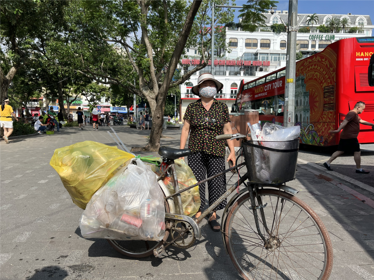 Tình yêu môi trường của nữ tiến sĩ nhặt rác tại hồ Gươm (29/07/2024)