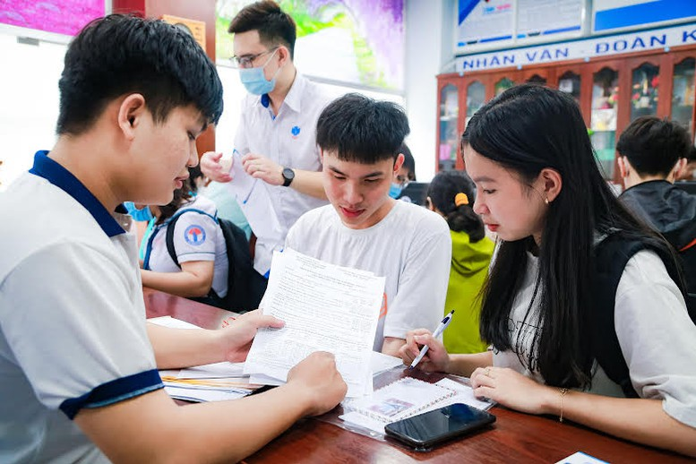 Xét tuyển đại học 2024: 5 ngành có lượng thí sinh đăng ký xét tuyển cao nhất (06/8/2024)