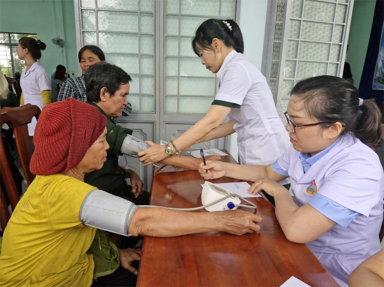 Khen thưởng 104 già làng, người uy tín ở biên giới Gia Lai, Kon Tum (08/8/2024)