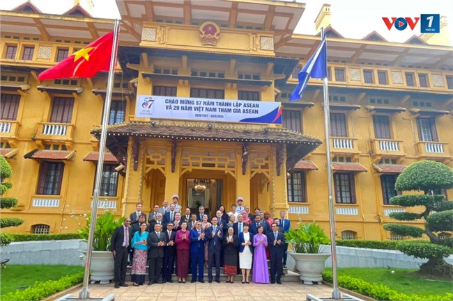 Lễ thượng cờ hàng năm - thông lệ đáng tự hào của các quốc gia ASEAN (8/8/2024)