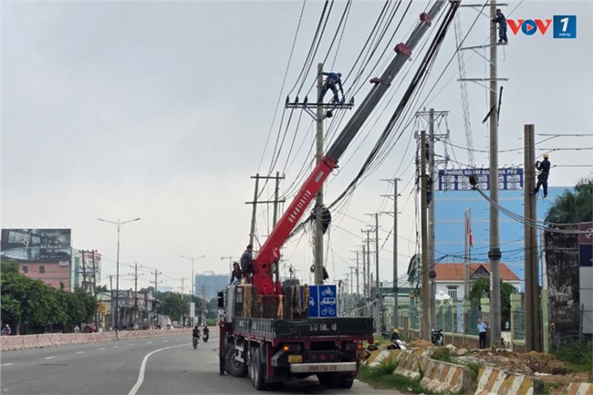 Bình Dương di dời số lượng lớn trụ điện để thi công quốc lộ 13 (24/8/2024)