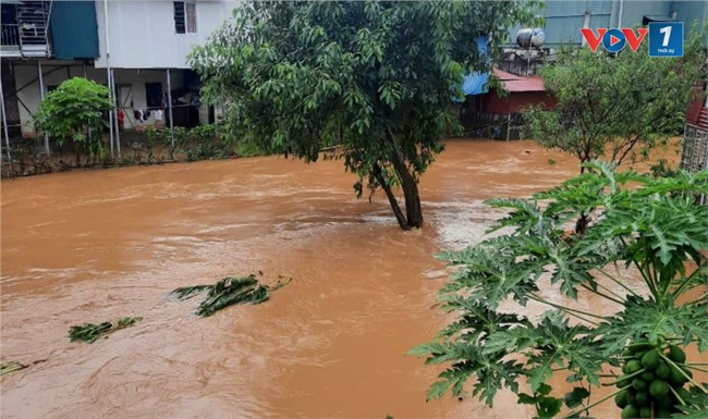 Cao Bằng: Nhiều ngôi nhà bị lũ tràn vào do mưa lớn (11/8/2024)