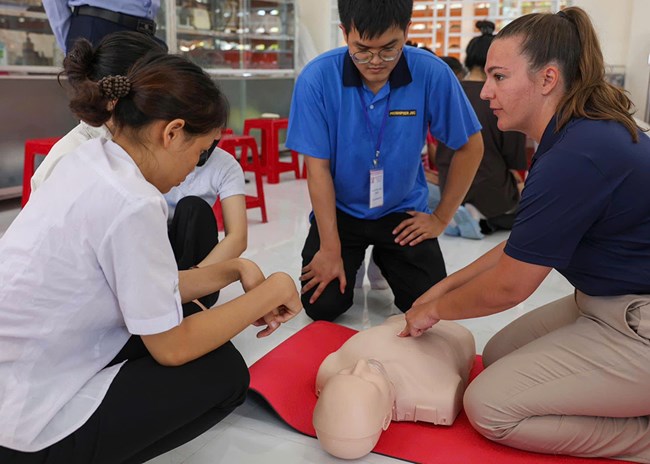 Hải quân Hoa Kỳ tổ chức tập huấn y tế, trao đổi chuyên môn tại Quảng Ngãi (30/8/2024)