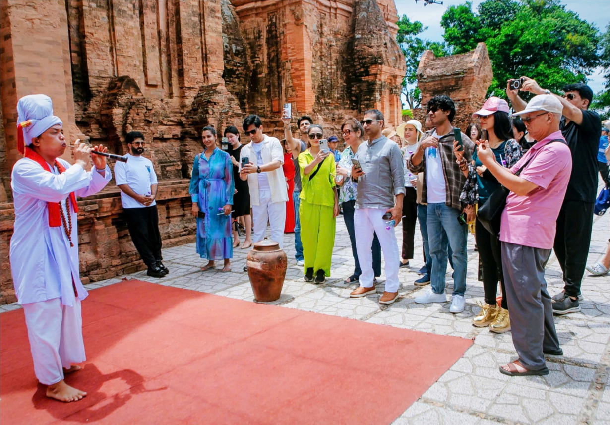 Xây dựng con người Khánh Hòa văn minh, thân thiện, mến khách, hiền hòa, hạnh phúc, thuần hậu (30/8/2024)