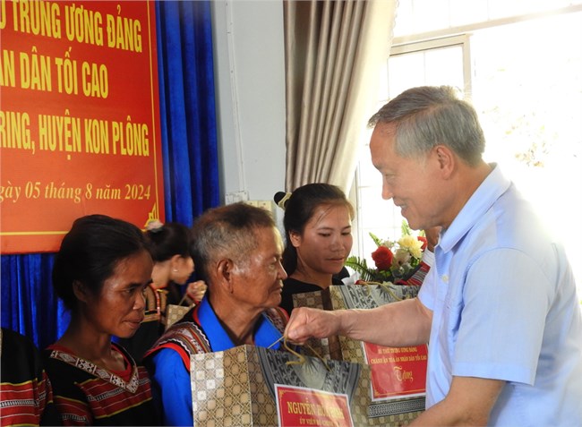 Uỷ viên Bộ Chính trị Nguyễn Hòa Bình thăm hỏi người dân khu vực tâm chấn động đất huyện Kon Plông (5/8/2024)