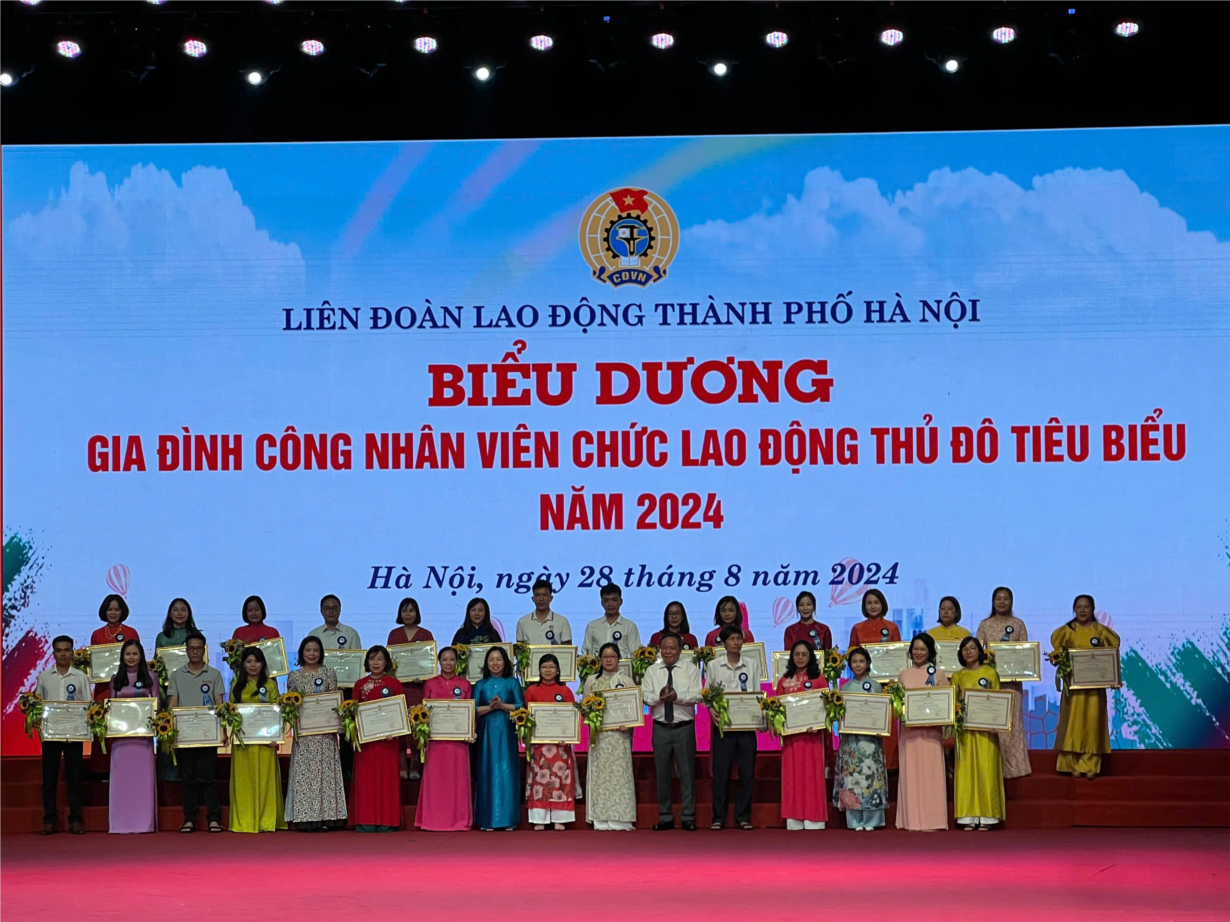 Hà Nội biểu dương gia đình công nhân viên chức, lao động tiêu biểu 2024 (28/08/2024)