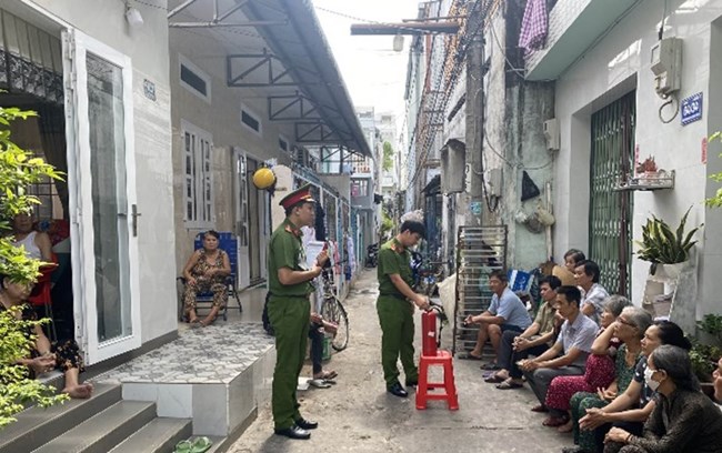 Vận động người dân trang bị bình chữa cháy trong gia đình (05/9/2024)