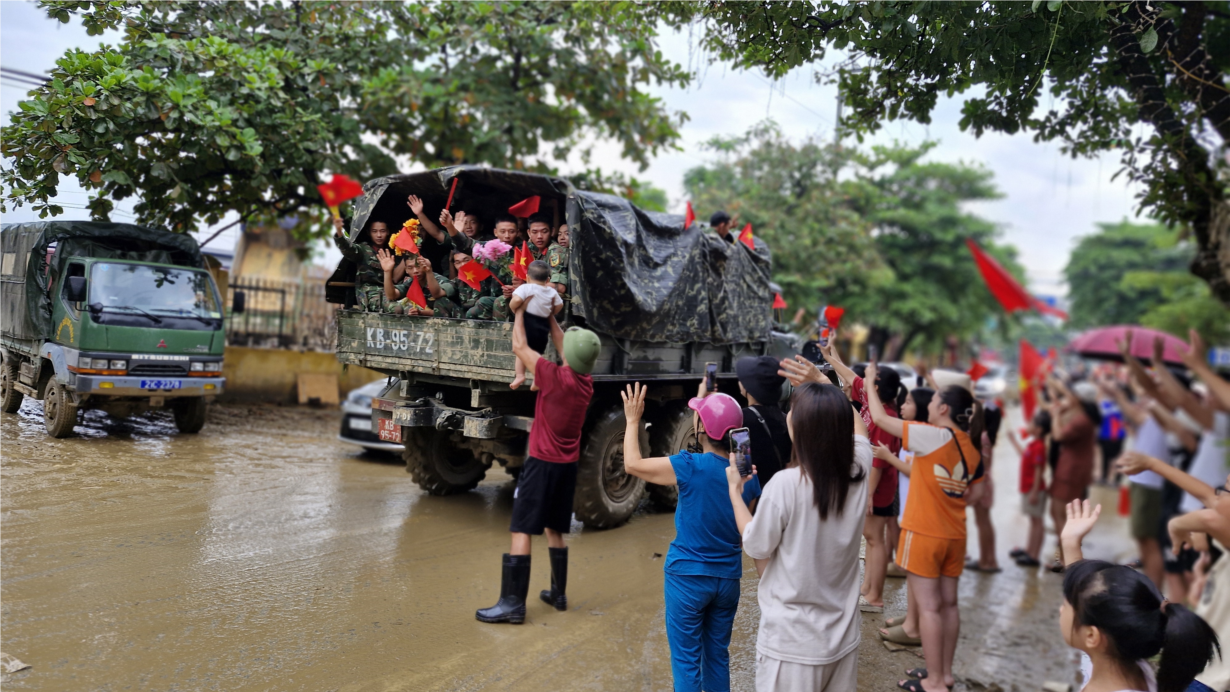 Người dân vùng lũ Yên Bái bịn rịn chia tay bộ đội (22/9/2024)